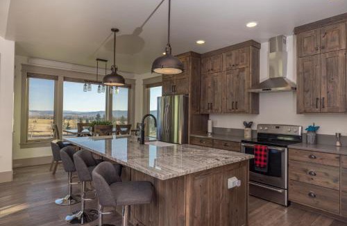 Star Valley Ranch House | Sugar Loaf Haven by KABINO Huge Views Garage Gym Room Fishing Snowmobile