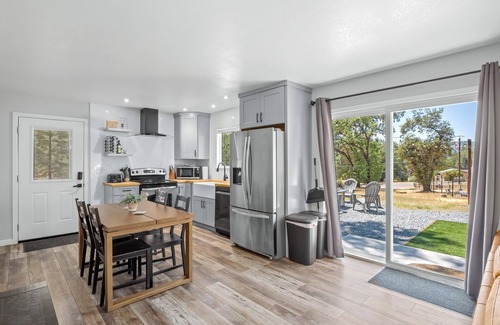 Oakhurst Cottage | Sugar Pine Cottage 1BD1BTH Yosemite & Bass Getaway