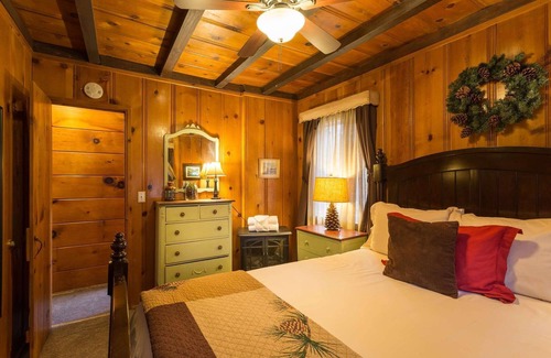 Twin Peaks Hotel | Sugar Pine Cottage - One Bedroom | One Bed + Day Bed | ¾ Bathroom | Sleeps Four