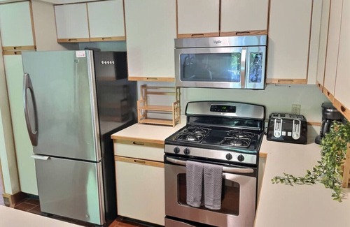 Killington Apartment | SugarBear- Pool, AC, Sauna, Gym, Tennis!