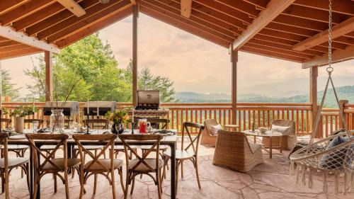 Gatlinburg - Pigeon Forge House | Sugarland by AvantStay Sleeps 28 Home Theatre Two Hot Tubs Indoor Pool Incredible Views