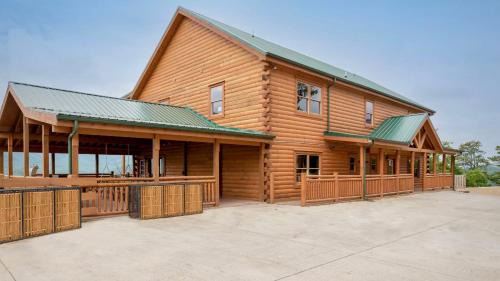 Gatlinburg - Pigeon Forge House | Sugarland by AvantStay Sleeps 28 Home Theatre Two Hot Tubs Indoor Pool Incredible Views