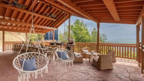 Gatlinburg - Pigeon Forge House | Sugarland by AvantStay Sleeps 28 Home Theatre Two Hot Tubs Indoor Pool Incredible Views