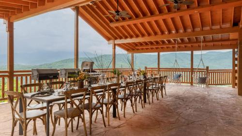 Gatlinburg - Pigeon Forge House | Sugarland by AvantStay Sleeps 28 Home Theatre Two Hot Tubs Indoor Pool Incredible Views