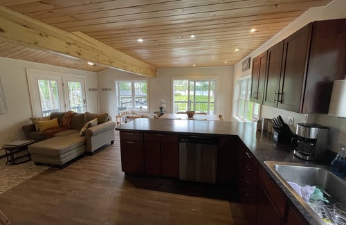 Newport House | Sugarmaple Lakehouse; Cozy 2.6 Acre Lakefront Retreat