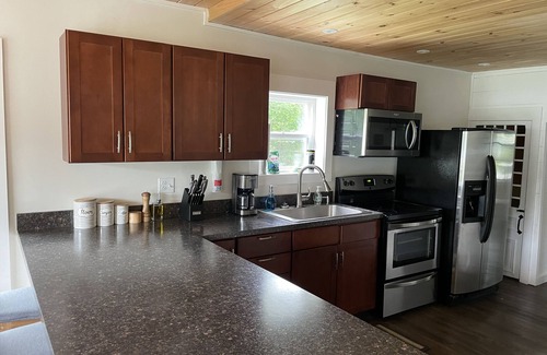 Newport House | Sugarmaple Lakehouse; Cozy 2.6 Acre Lakefront Retreat