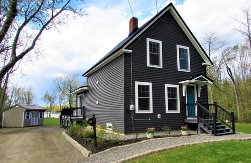 Newport House | Sugarmaple Lakehouse; Cozy 2.6 Acre Lakefront Retreat