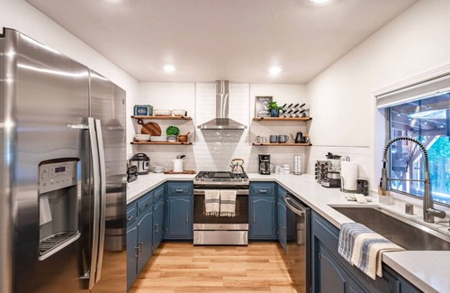 Sugar Pine Cabin | Sugarpine Trailhead Lodge-8 miles from Yosemite-2 Cabins, 6 Bedrooms, Sleeps 18-2 Hot Tubs