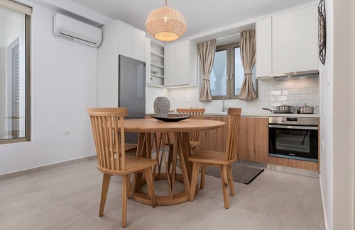 Neo Kalamaki Apartment | Suit Rizes near to the beach with pool