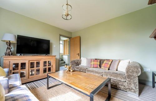 Harlow House | Suitable For Contractors 2 Double Beds and Sofa Bed Private Parking