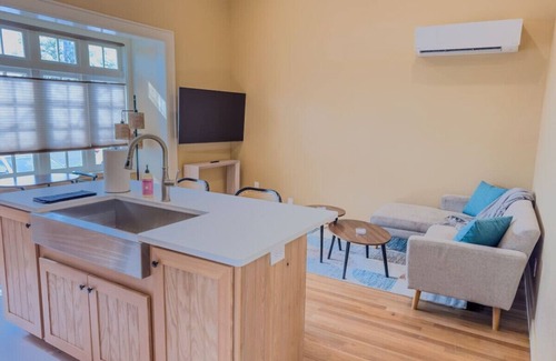 Medford Hotel | Suite 1 | Peach Street Inn