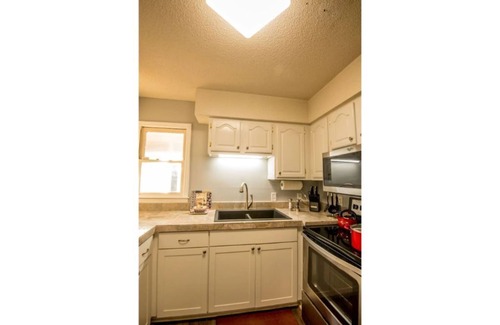 Madison House | Suite 102 in Madison."Quiet and Quaint"