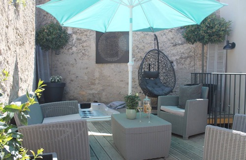 Lourmarin House | "SUITE 118 " Atypical apartment with terrace and SPA