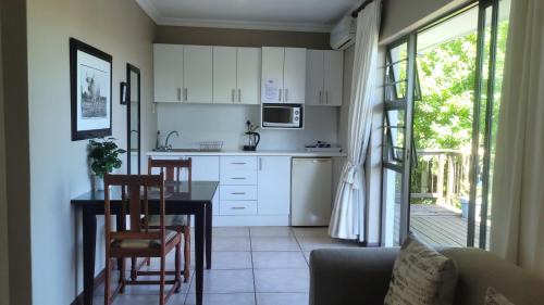 Beacon Bay Apartment | Suite 14- Deja' Blu Bed and Breakfast- East London