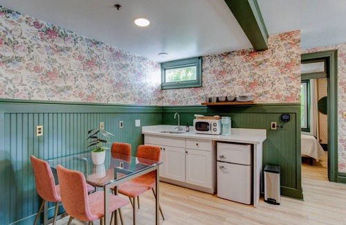 Springville Hotel | Suite 2 | Historic Art City Inn