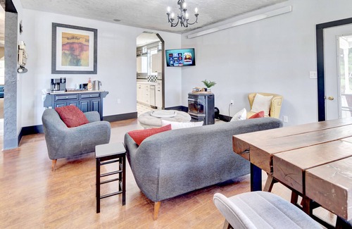 Custer Cabin | Suite 203 "The Crowned Eagle"