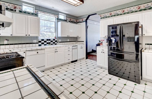 Custer Cabin | Suite 203 "The Crowned Eagle"