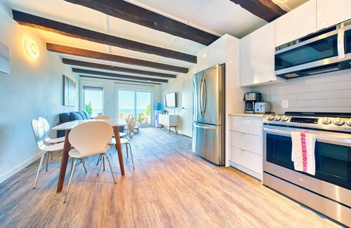 Wainfleet Cottage | Suite 214: Beautiful 3-Bedroom Beachfront Townhouse