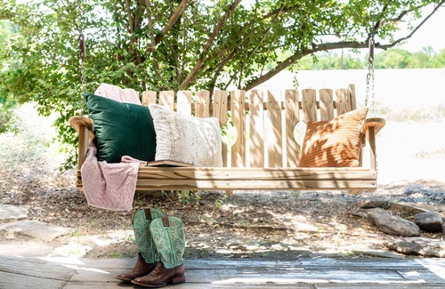 Brenham Apartment | Suite #5: "The Divine Bovine" - 10min from Round Top, middle of Austin & Houston