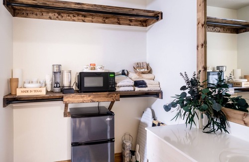 Brenham Apartment | Suite #8: "Where You Need To Be"- 10min to Round Top, middle of Austin & Houston