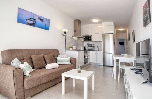 Costa Teguise Ski Chalet | Suite ANIAGUA Bright holiday home with pool view