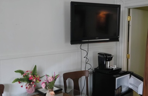 Queens Apartment | Suite B Downtown Liverpool studio apartment with WiFi and AC ; pet friendly