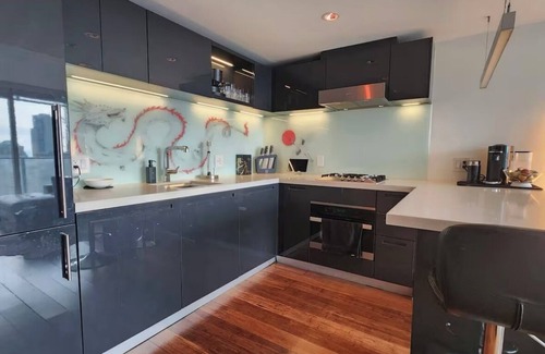 Downtown Vancouver Condo | Suite Blanche: Charming 1-bedroom+Den luxury condo in Vancouver with AC, WiFi