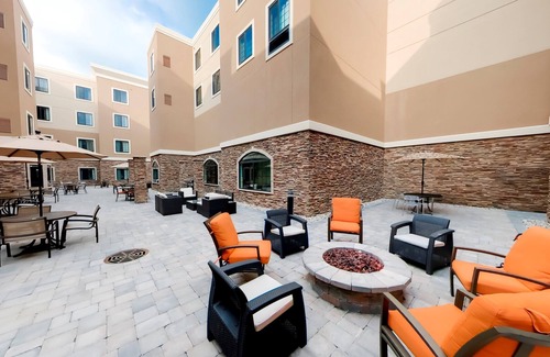 Bryant Pattengill West Apartment | Suite Close to U of M | Indoor Pool + Business Ctr