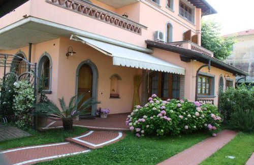 Marina di Massa Apartment | Suite con Piscina Privata e Giardino 2 matrimoniali 2 bagni