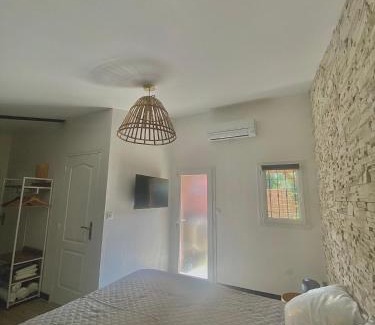 Saint-Martin-de-Crau Bed & Breakfast | Suite cosy indépendante avec extérieur