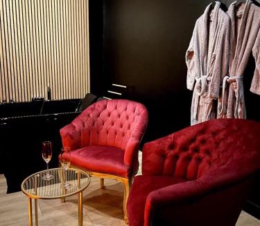 Saint-Quentin Apartment | Suite de Luxe - Jacuzzi & Cave Secrète