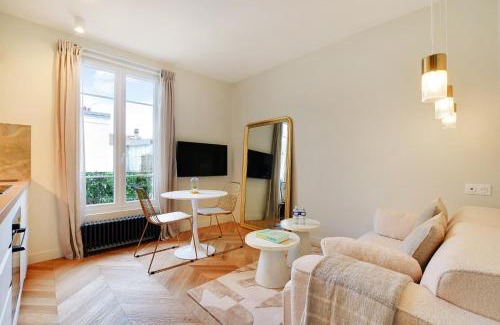 Silly-Gallieni Apartment | Suite Deluxe 2 by Les Maisons de Charloc Homes