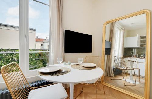 Silly-Gallieni Apartment | Suite Deluxe 2 by Les Maisons de Charloc Homes