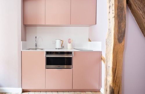 Nogent-le-Roi Apartment | Suite-Deluxe-Rosé de Saignée-Ensuite with Shower-Courtyard view