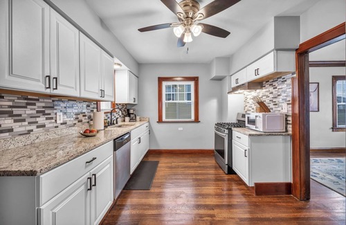 Shaker Heights Apartment | Suite Dreams Cleveland 2BR Apt ·Second Floor· FREE Parking