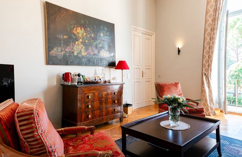 Loriol-du-Comtat House | Suite-Exclusive-Ensuite with Bath-Park view