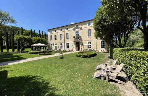Loriol-du-Comtat House | Suite-Exclusive-Ensuite with Bath-Park view