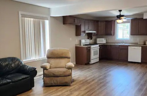 Leamington House | SUITE FOR COUPLE OR FAMILY HOME AWAY FROM HOME. CLOSE TO CITY, LAKE AND PARK