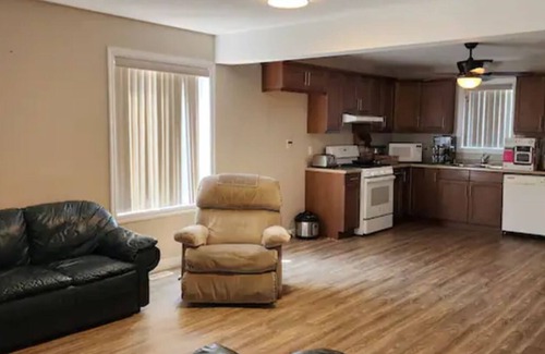Leamington House | SUITE FOR COUPLE OR FAMILY HOME AWAY FROM HOME. CLOSE TO CITY, LAKE AND PARK