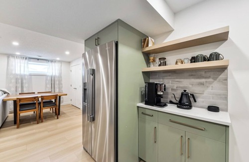 Lynnwood Ridge House | Suite Holliday in SE Calgary