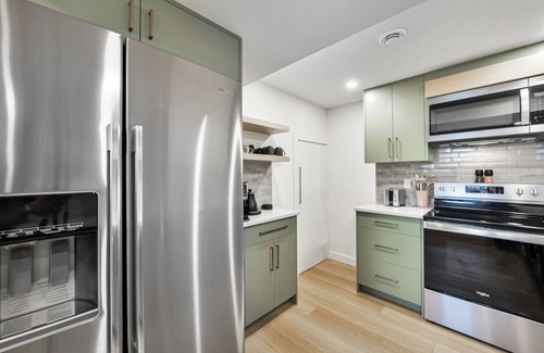 Lynnwood Ridge House | Suite Holliday in SE Calgary