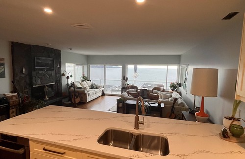 White Rock House | Suite home in the Rock!
