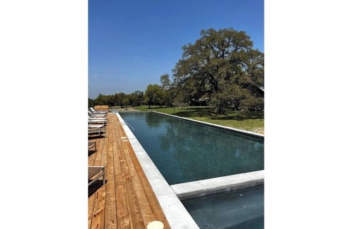 Round Top Apartment | Suite III @ Oakbones Round Top