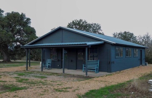 Round Top Apartment | Suite III @ Oakbones Round Top