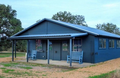 Round Top Apartment | Suite IIII @ Oakbones Round Top