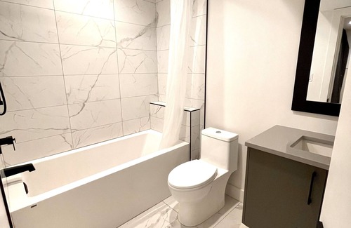 Saanich House | Suite in a Modern new house. High-quality community. good soundproofing.