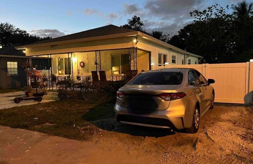 Dania Beach House | Suíte in Dania Beach close to: FLL airport, Port of Everglades, and the beach.