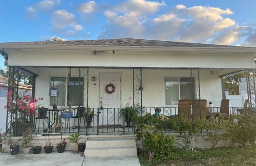Dania Beach House | Suíte in Dania Beach close to: FLL airport, Port of Everglades, and the beach.