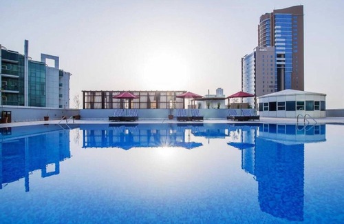 Al-Fujairah House | Suite in Fujairah Bay with Rooftop Pools