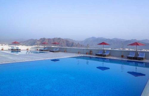 Al-Fujairah House | Suite in Fujairah Bay with Rooftop Pools